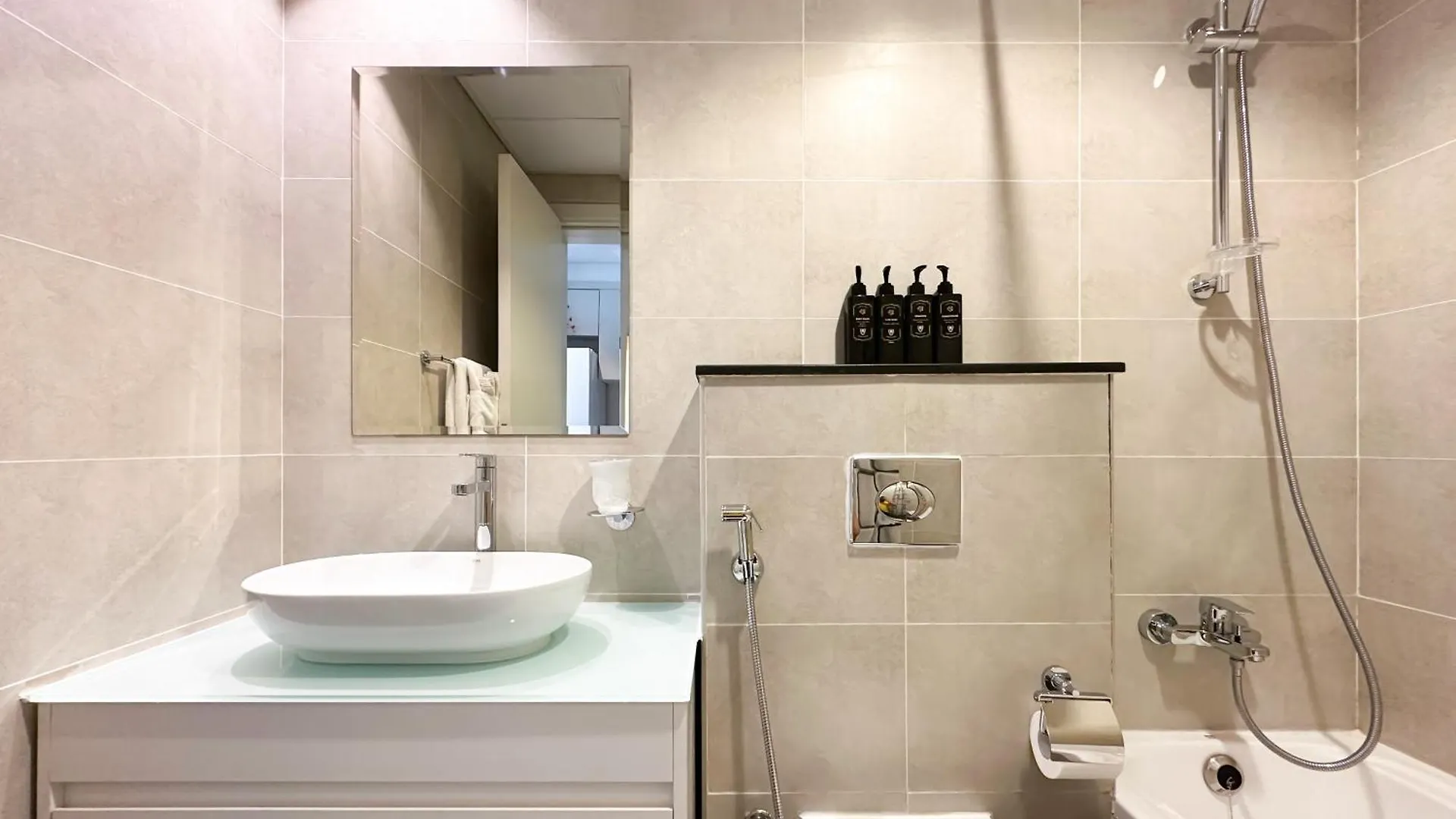 Lägenhet Trophy - Urban Escape Suite Dubai Förenade Arabemiraten